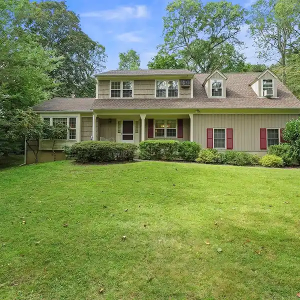 GRACIOUS COLONIAL ON A PICTURESQUE ACRE
