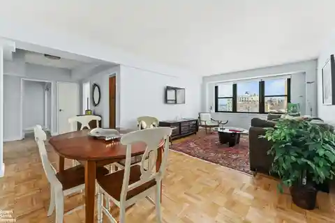 Bright Renovated Residence in Schwab House