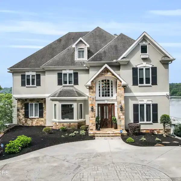 EXPANSIVE LUXURY MEETS ICONIC LAKEFRONT LIFESTYLE