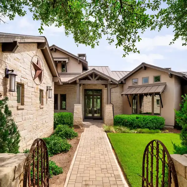 ELEGANT HILL COUNTRY HAVEN WITH CASITA & POOL COMING SOON