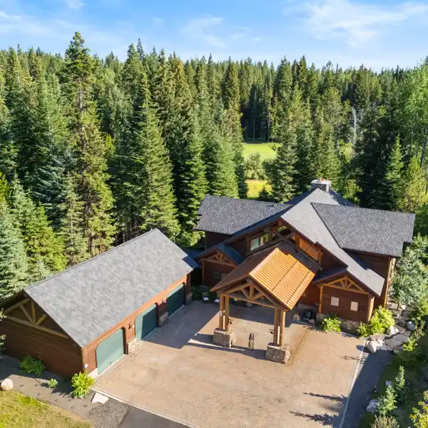 LUXURY LOG HOME ON THE GOLF COURSE