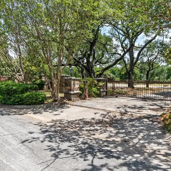 PRIME BUILDING SITE IN THE HEART OF PRESTON HOLLOW