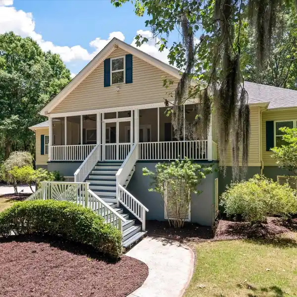 RIVERFRONT COMMUNITY LIVING MEETS PRIVATE ESCAPE