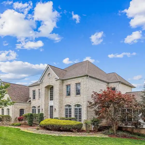 NEARLY 10,000 SQ FT OF VERSATILE LUXURY LIVING