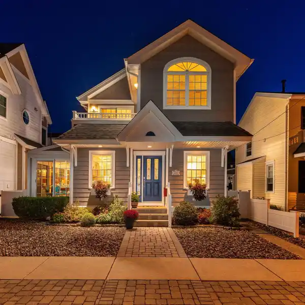 MOVE-IN READY HOME IN THE DESIRABLE SOUTH END