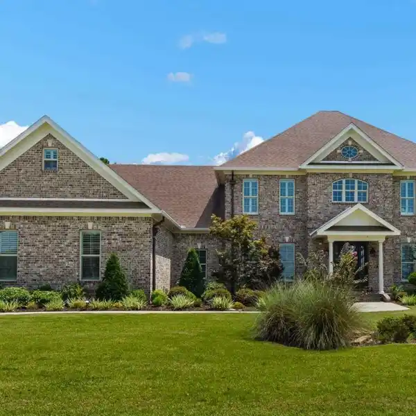 PRIVATE AND PEACEFUL ESTATE WITH POOL