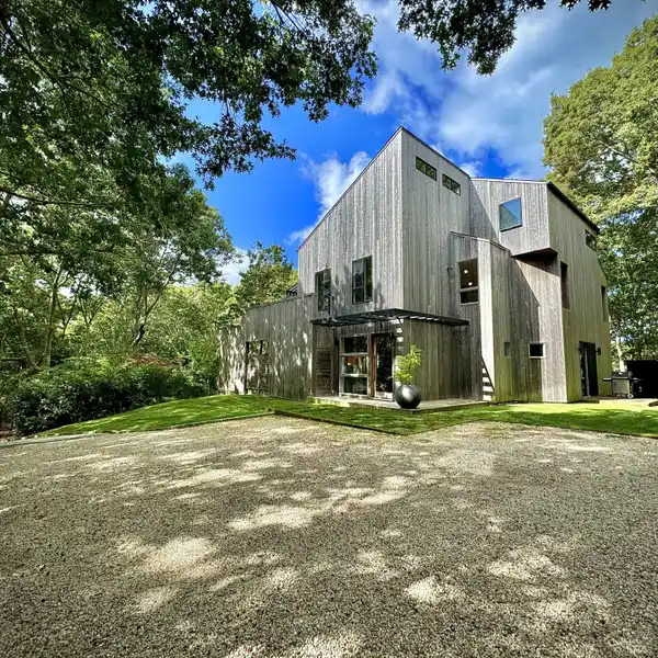 IMMACULATE FOUR BEDROOM MODERN HOME FOR RENT