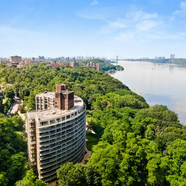 EXQUISITELY RENOVATED RESIDENCE ABOVE THE HUDSON RIVER