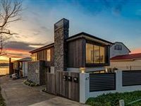 ARCHITECTURALLY DESIGNED HOME IN TOP LOCATION