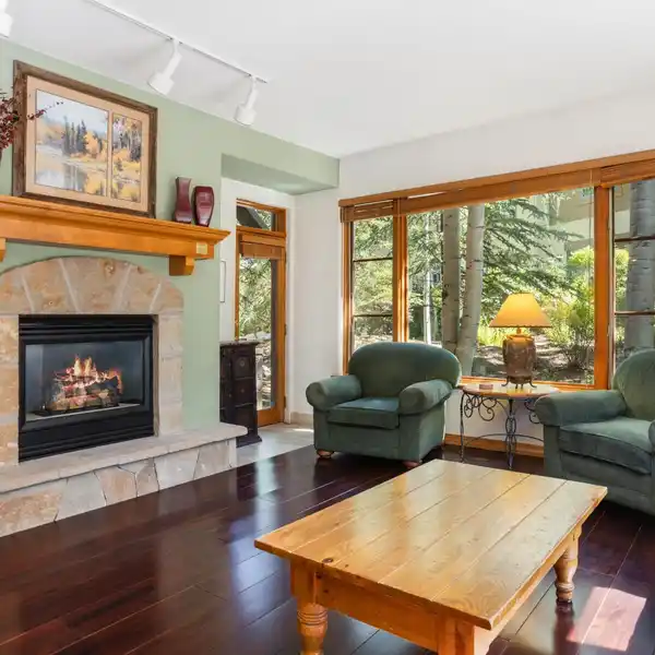 WELCOMING MOUNTAIN HOME IN GATED ARROWHEAD