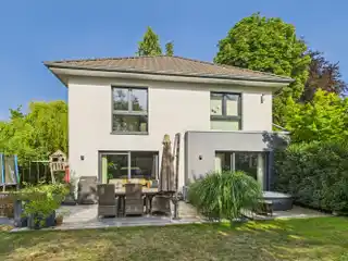 Charming Detached House with Spacious Living Room and Garden