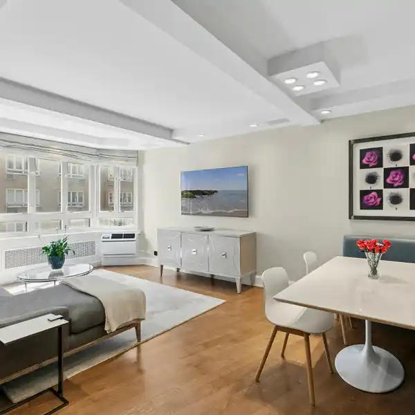 SPRAWLING AND BEAUTIFULLY RENOVATED RESIDENCE AT THE WESTMORE