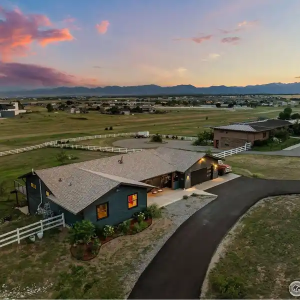 EXCEPTIONAL PROPERTY ON A PRIVATE LOT