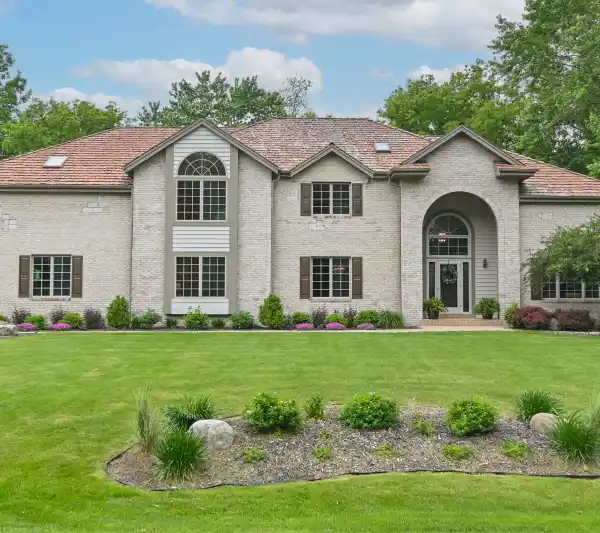 STUNNING EXECUTIVE-STYLE COLONIAL