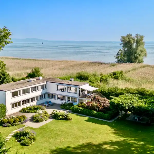 EXCEPTIONAL LAKESIDE VILLA
