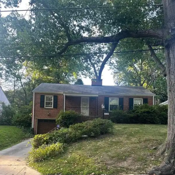 INVITING RESIDENCE IN DESIRABLE SOMERSET HEIGHTS