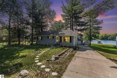 Inviting Clam Lake Ranch Home