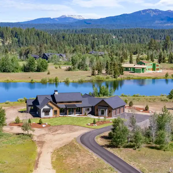 LUXURY MOUNTAIN HOME ON PRIVATE LAKE