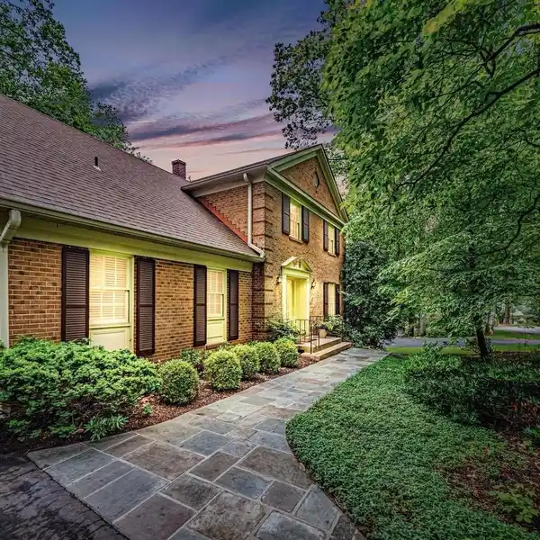 WONDERFUL HOME ON A PEACEFUL CUL-DE-SAC