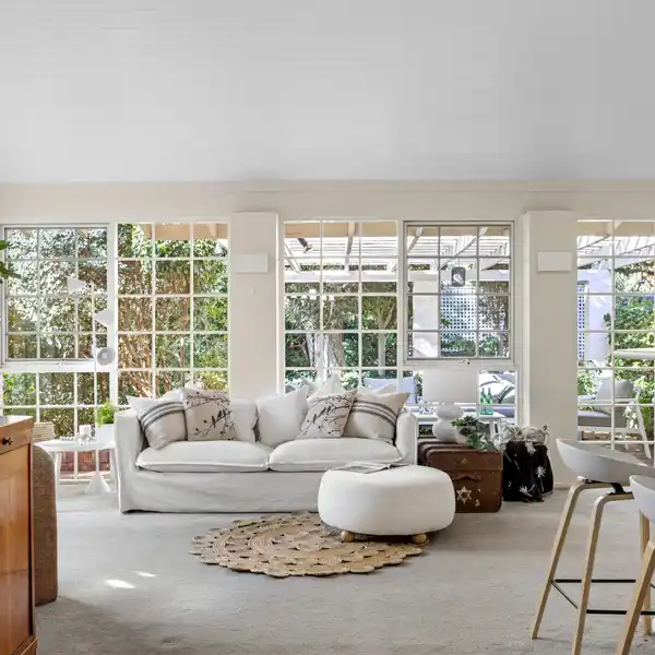 TIMELESS ELEGANCE WITH CONTEMPORARY COMFORT