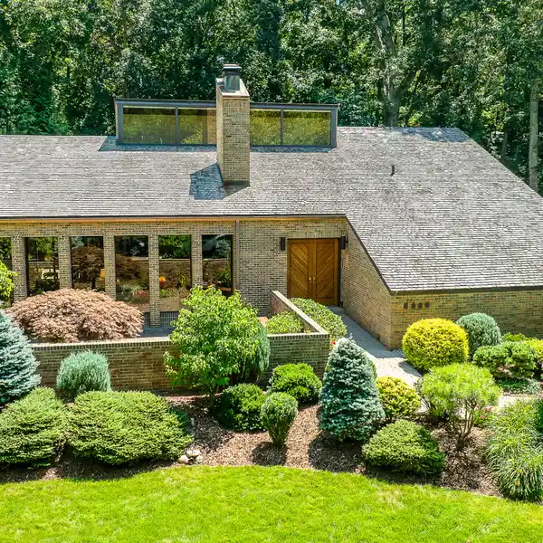 TIMELESS MID-CENTURY BEAUTY BY THE RACQUET CLUB
