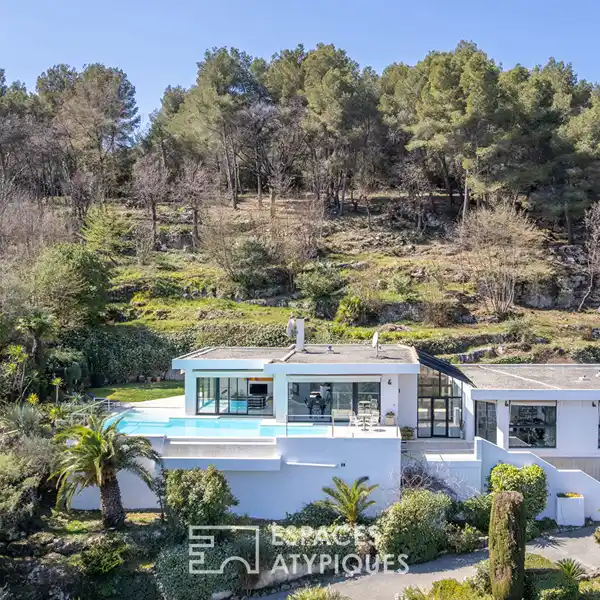ARCHITECT-DESIGNED VILLA WITH BREATHTAKING SEA VIEWS