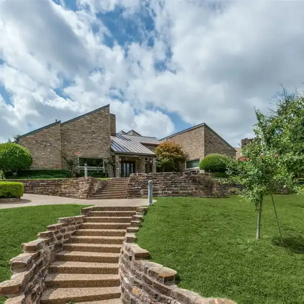 MODERN MASTERPIECE IN THE HEART OF THE CITY