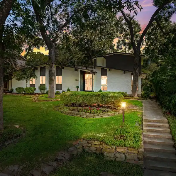 ARCHITECT RENOVATED MID-CENTURY GEM WITH DESIGNER TOUCHES