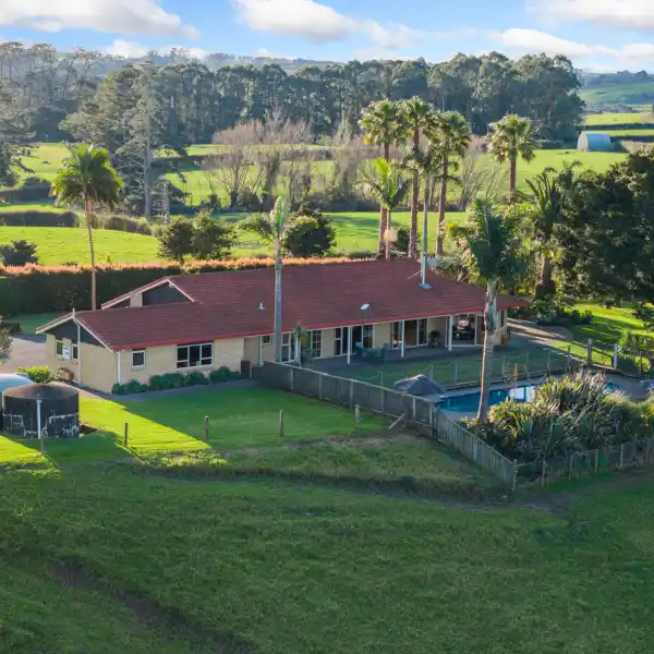 FANTASTIC LIFESTYLE PROPERTY WITH GREAT RURAL VIEWS