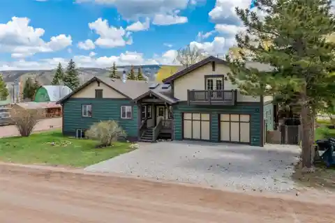 Mountain Charm in a Desirable Community