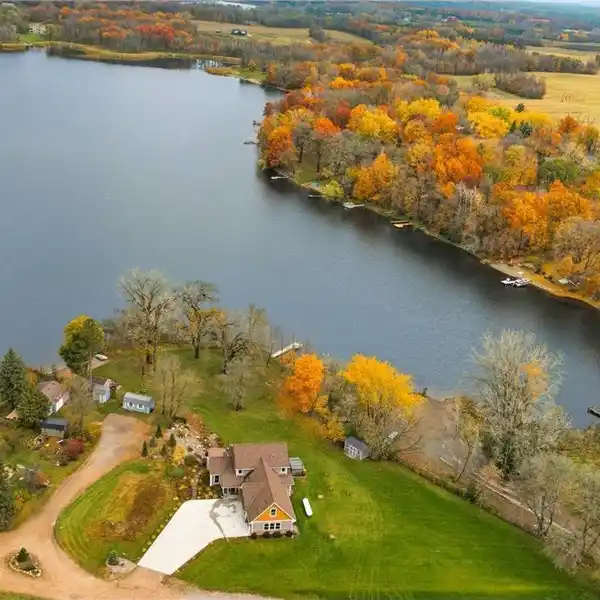 EXTRAORDINARY CUSTOM-BUILT LAKE HOME
