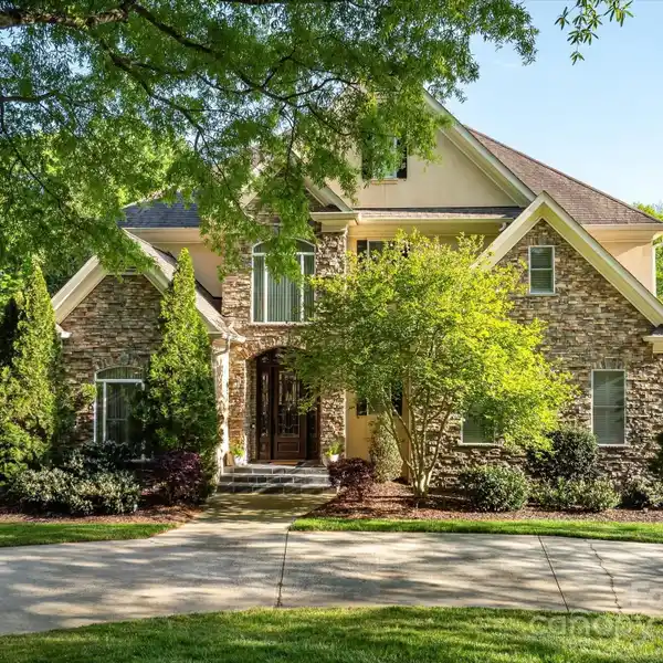 LOVELY CUSTOM HOME IN CHALLIS FARM