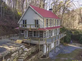 Secluded Lakefront Retreat Nestled on Lake Glenville