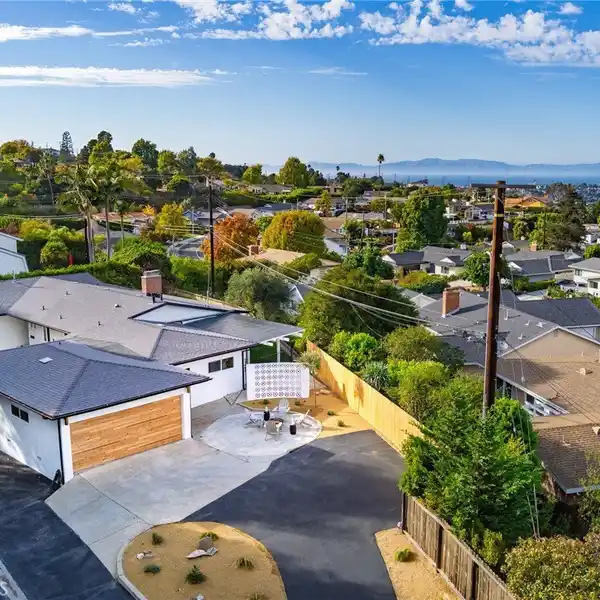 PRIVATE ESTATE WITH SWEEPING OCEAN AND CITY VIEWS