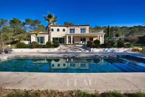 Luxurious Villa with Stunning Pool and Privacy