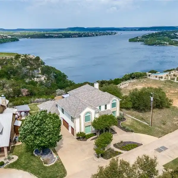 SPECTACULAR LAKEFRONT LUXURY HOME