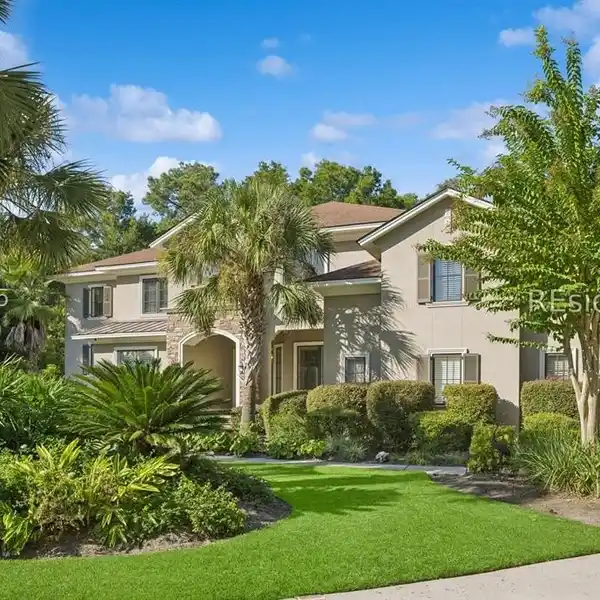 GOURMET KITCHEN HOME WITH BUTLER’S PANTRY AND WINE COOLER