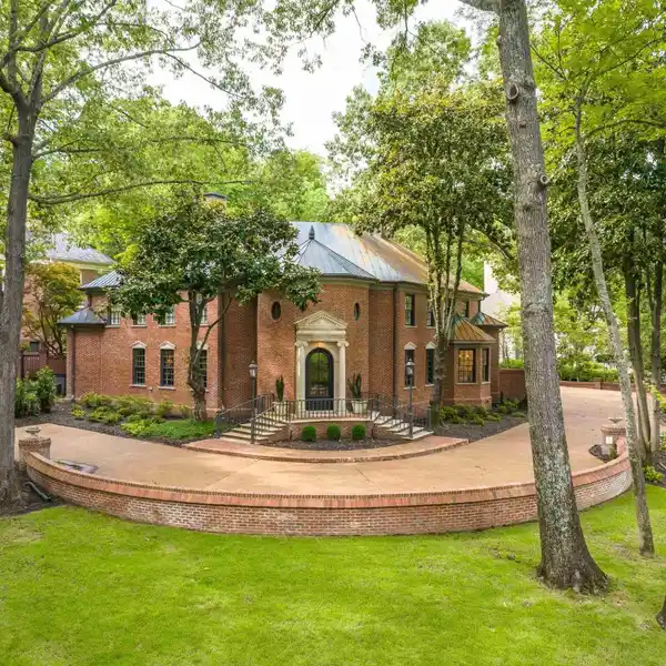 STATEMENT HOME IN THE GARDENS OF RIVER OAKS