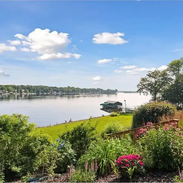 CHARMING WALKOUT RAMBLER ON LAKE MINNETONKA