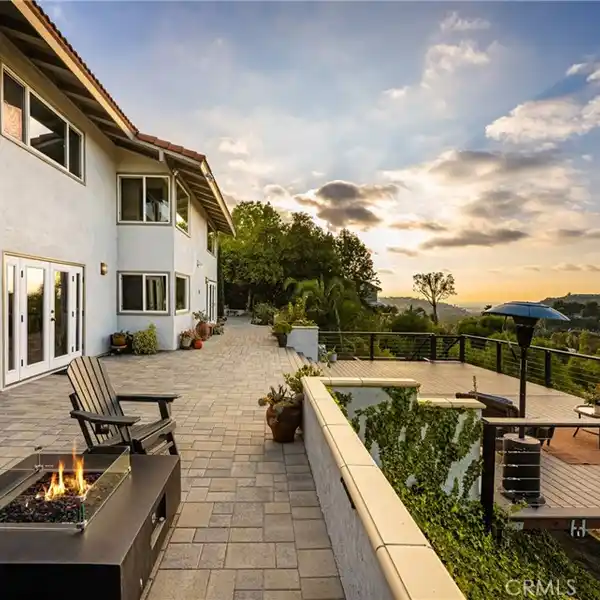 POOL HOME WITH UNPARALLELED PANORAMIC VIEWS