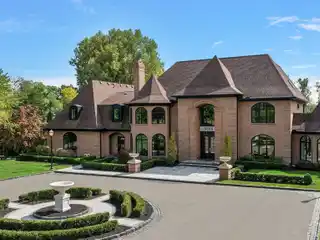 Extraordinary Lakefront Estate