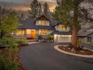 Luxury Living in Awbrey Glen