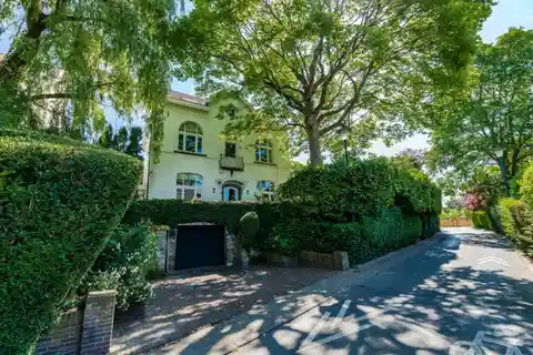 Historic Elegance Surrounded by Lush Serenity