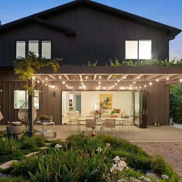 WARM MODERN RETREAT