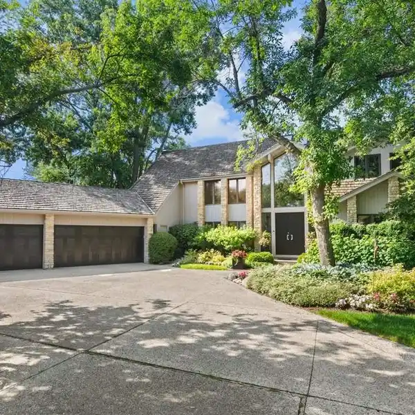 EXPANSIVE DESIGNER HOME BUILT TO ENTERTAIN