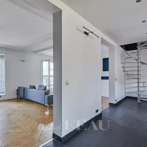 DUPLEX APARTMENT NEAR THE CHAMPS-ELYSéES