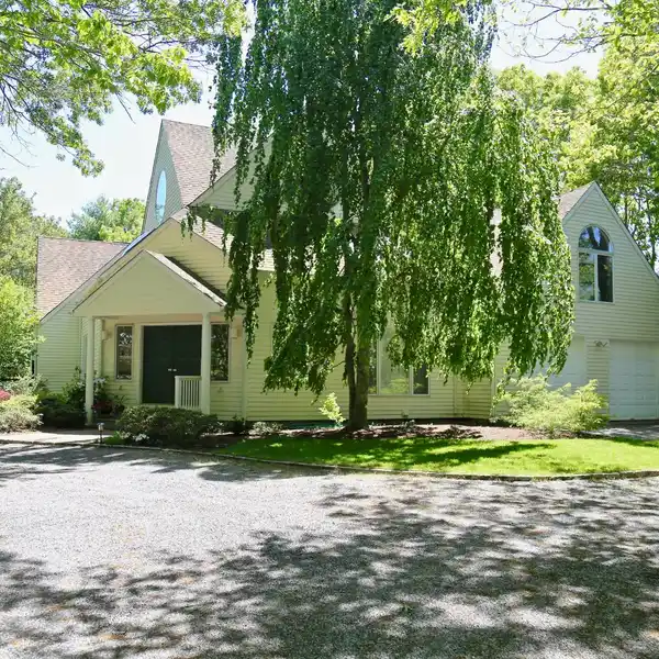 COZY HOME WITH AN ENCLOSED PORCH OVERLOOKING THE POOL