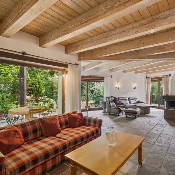 HIGH-QUALITY RESIDENCE WITH CLASSIC COUNTRY HOME ARCHITECTURE