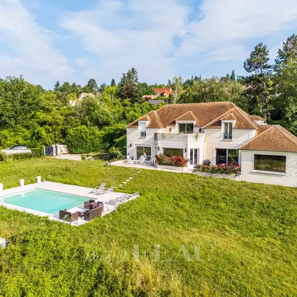 GRACIOUS HOME WITH POOL