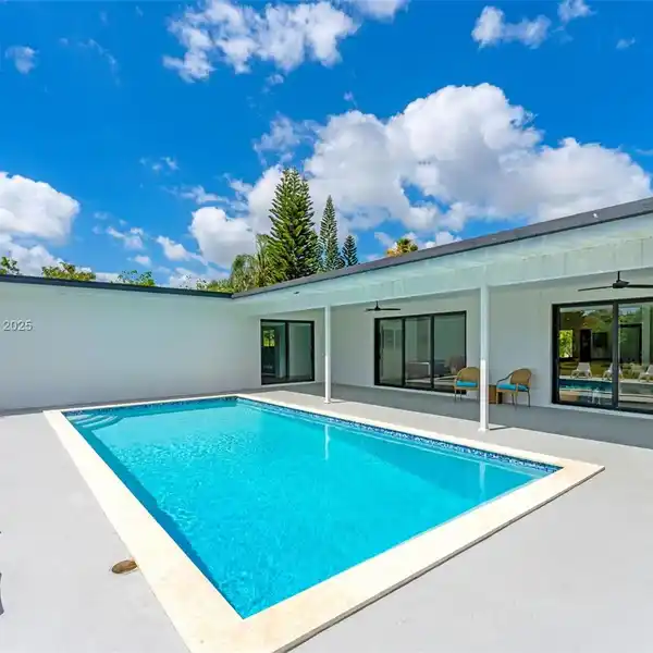 STUNNING ARTISAN POOL HOME